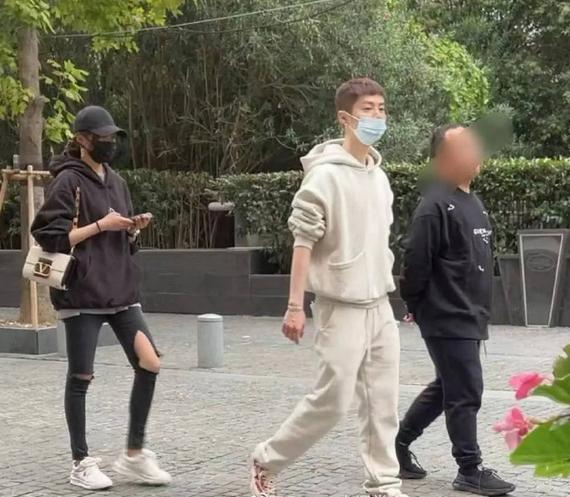 鹿晗关晓彤同框被偶遇 穿情侣装大方秀恩爱