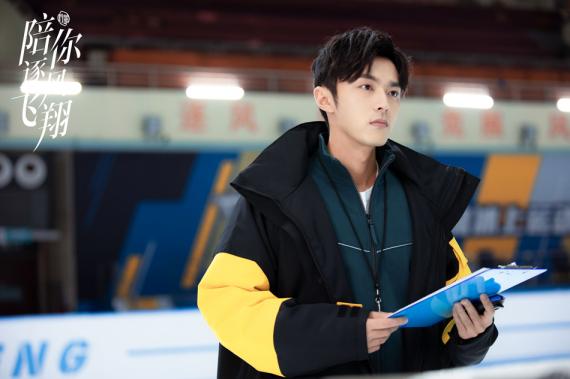 《陪你逐风飞翔》冬日首播：宋祖儿王安宇冰场竞速 甜燃开滑