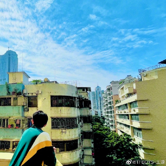 王源晒校服背影照官宣新剧《灿烂！灿烂！》