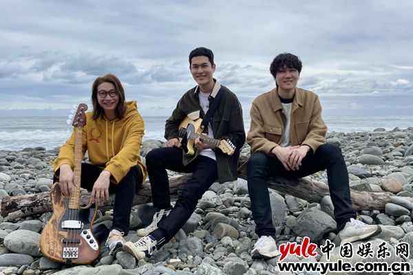 宇宙人拍《蓝色的你》MV 偷闲Chill享无敌海景