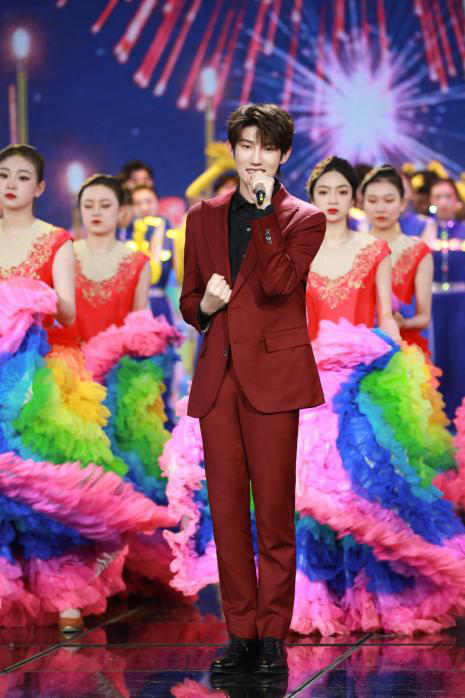 新生代歌手杜天宇首登央视元宵晚会 青春洋溢尽展少年风华